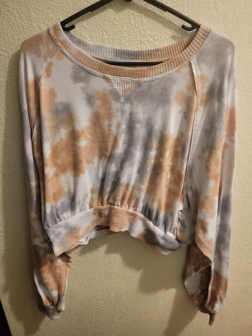 flirtitude Beige & Gray Tie-Dye Cropped Sweatshirt